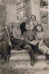 Od lewej Czesław i Maria Niklewicze, ks. Kazimierz Cwalina, Krystyna Niklewicz, Teresa Meissner. Poniżej siedzą Stanisław i Janina Cwalina - rodzeństwo ks. Kazimierza Cwaliny Od lewej Czesław i Maria Niklewicze, ks. Kazimierz Cwalina, Krystyna Niklewicz, Teresa Meissner. Poniżej siedzą Stanisław i Janina Cwalina - rodzeństwo ks. Kazimierza Cwaliny